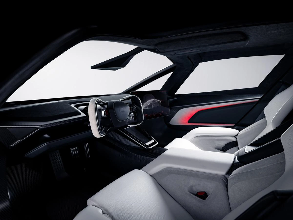 Tesla Roadster’ın beyaz koltuklu ve ekranlı iç mekânı