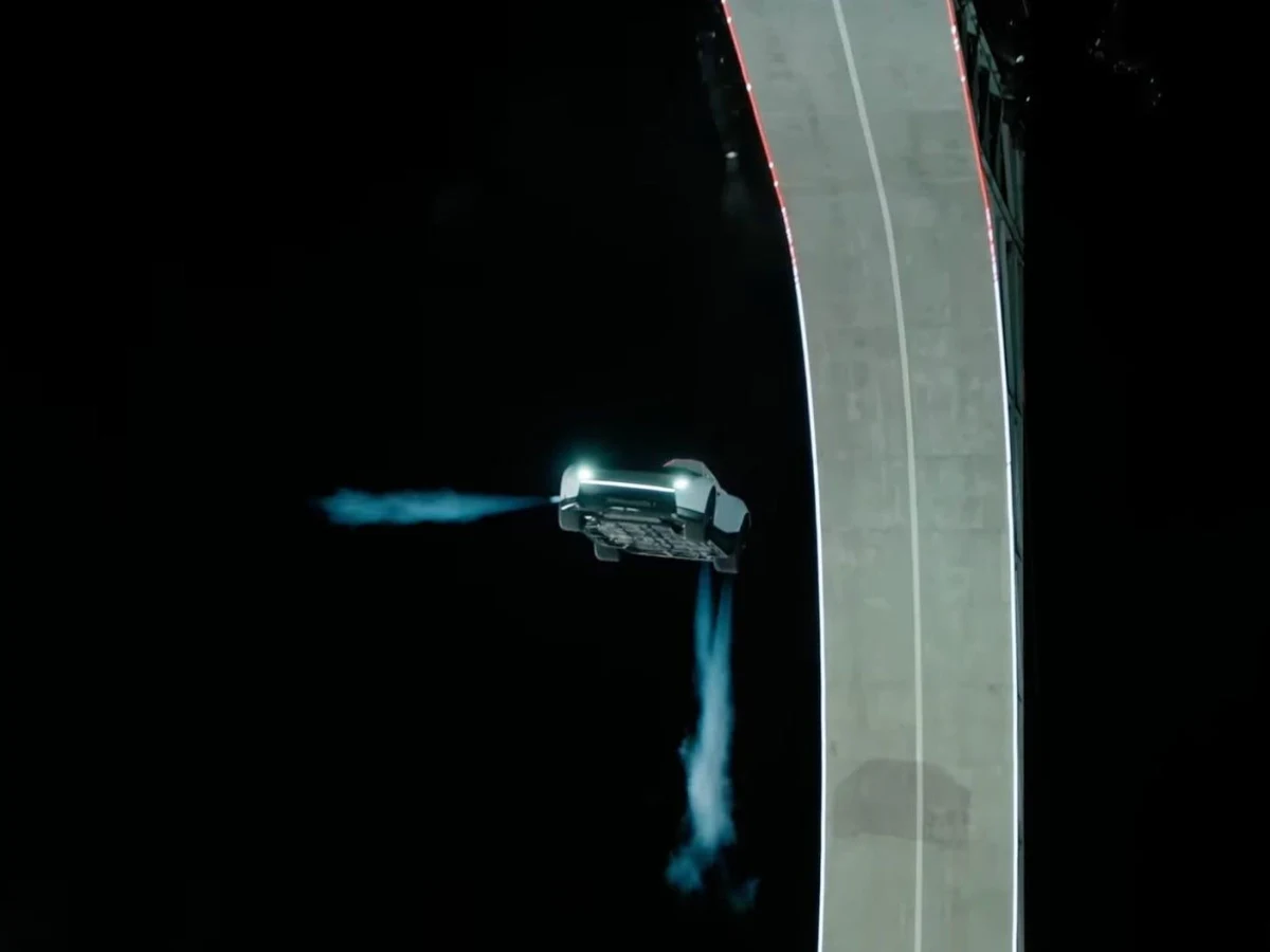 Tesla Roadster’ın dik rampanın yanında hava jetleriyle havada durduğu gösteri