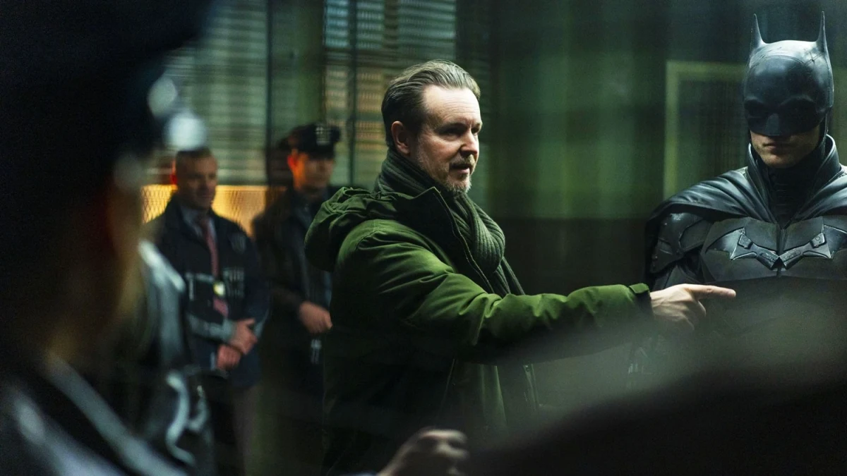 Matt Reeves, The Batman kostümlü Robert Pattinson ile sette konuşuyor