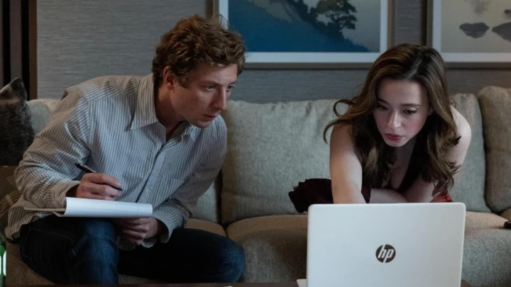 The Social Network filminde bir erkek ve bir kadın dizüstü bilgisayara bakıyor.
