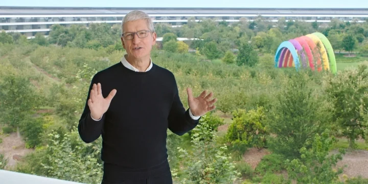 Tim Cook, Apple Park’ta açık hava alanında konuşurken