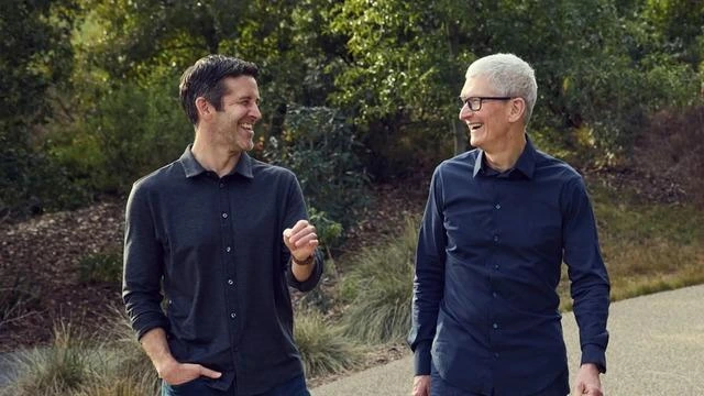 Tim Cook ve John Ternus açık havada yan yana yürürken