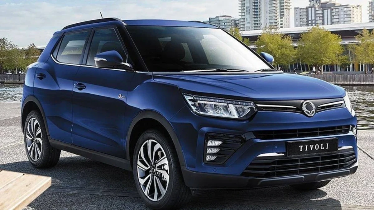 Mavi renkli Tivoli SUV, şehir manzarası önünde