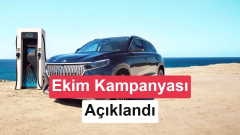 Mavi ışıklarla aydınlatılmış bir salonda sergilenen Togg otomobili