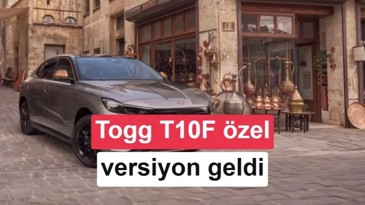Togg T10F 4More, taş döşeli bir sokakta dükkânların önünde duruyor