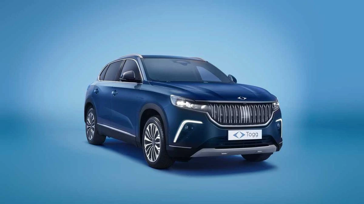 Mavi Togg T10X SUV, mavi fon üzerinde önden ve yandan görünüm