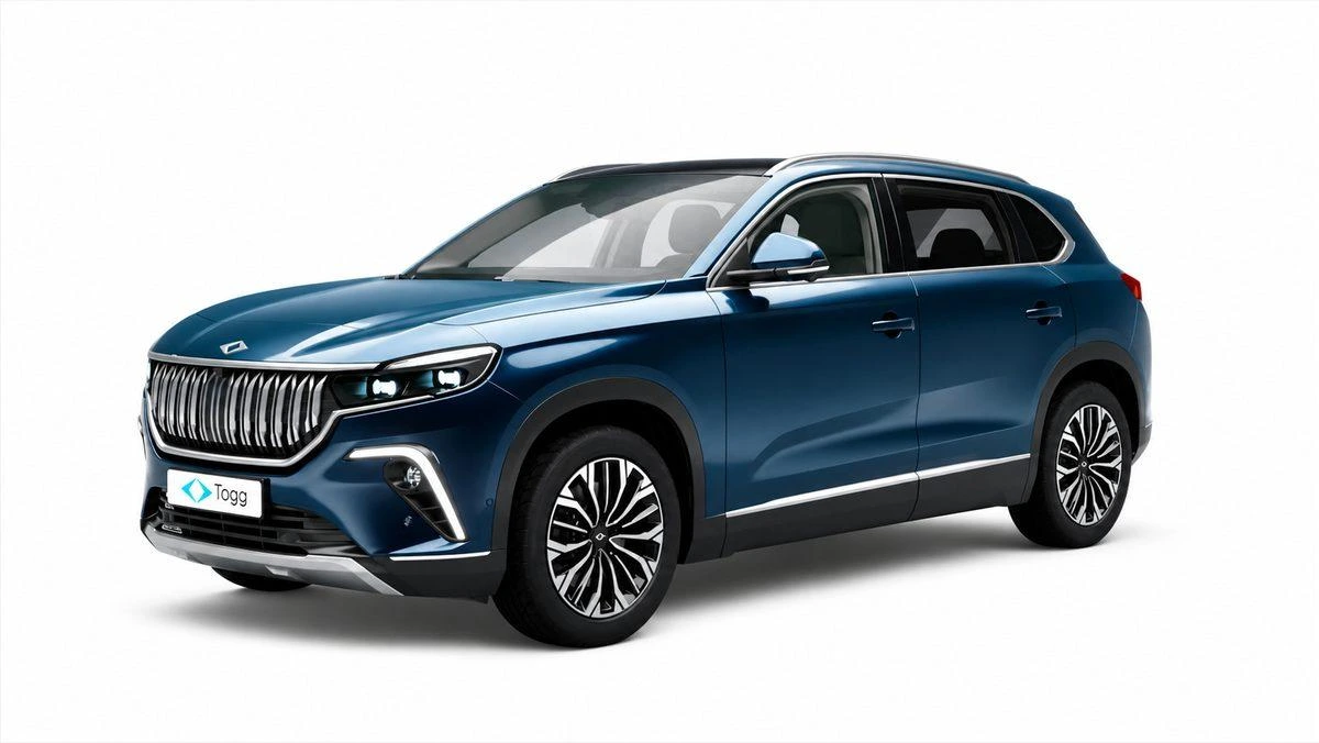 Mavi Togg T10X SUV, beyaz fonda önden ve yandan görünüm