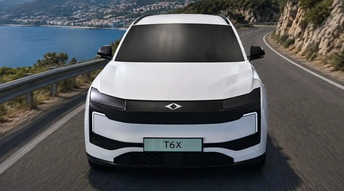 Ön açıdan beyaz T6X model otomobil