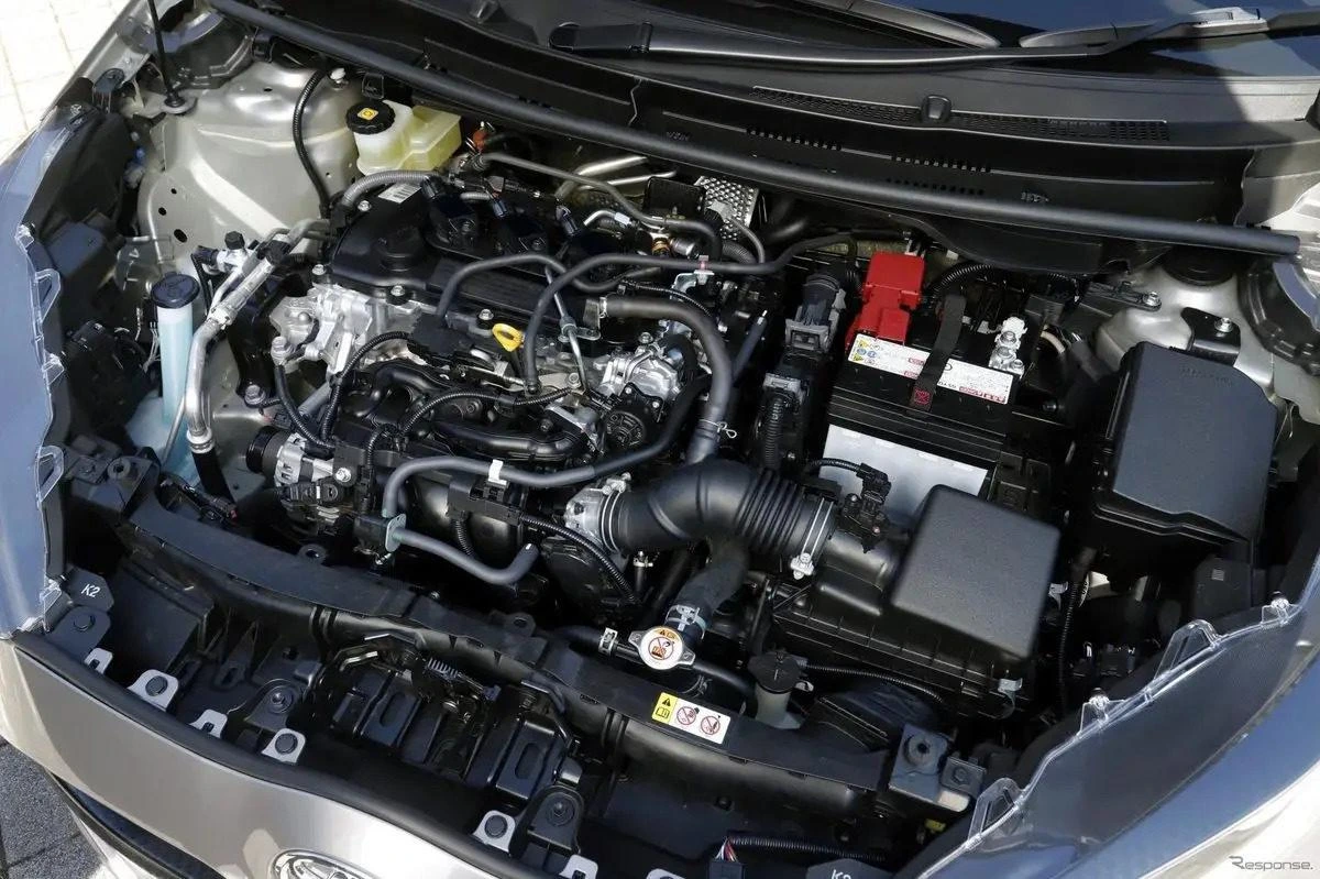 Kaputu açık otomobilin motor bölmesi ve akü