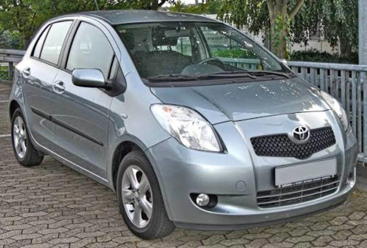 Gri Toyota Yaris hatchback