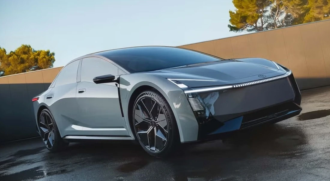 Açık mavi Toyota otomobilin dış mekândaki yan ve ön görünümü