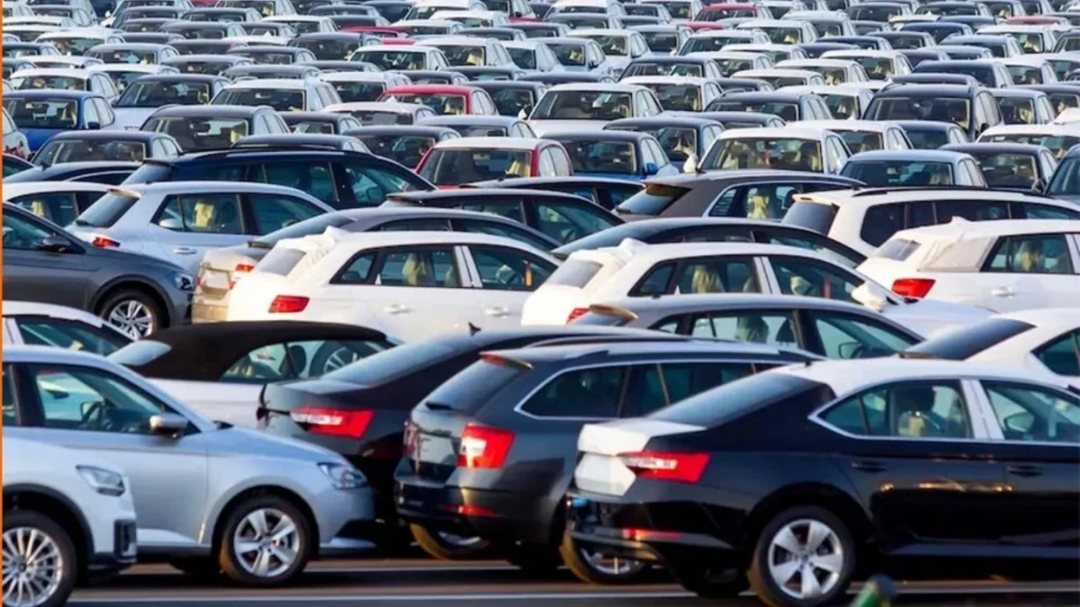 Yoğun bir otoparkta yan yana ve sıra sıra duran otomobiller