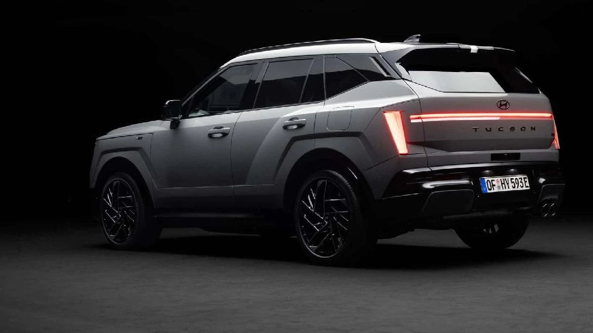 Gri Hyundai Tucson N Line'ın arka ve yan görünümü