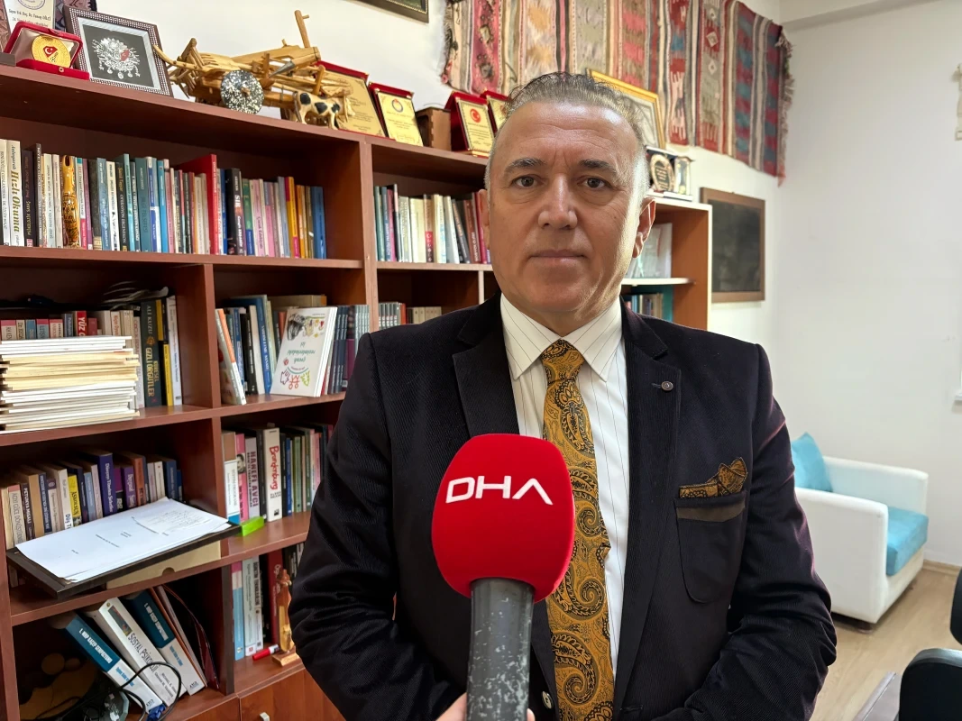 Prof. Dr. Tuncay Dilci, DHA mikrofonuyla röportaj verirken