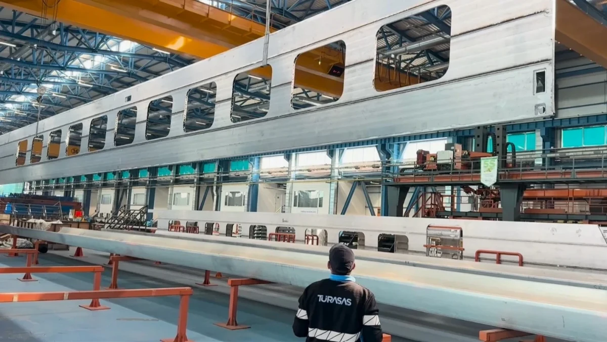 TÜRASAŞ üretim tesisinde montajı süren tren gövdesi