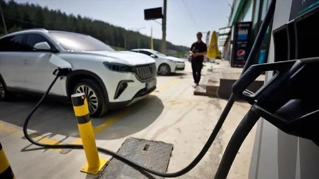 Şarj istasyonunda kabloyla şarj edilen elektrikli otomobil