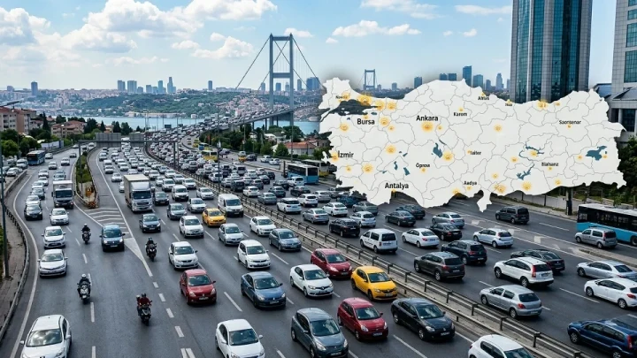 Yoğun trafikte ilerleyen araçlar ve Türkiye haritası