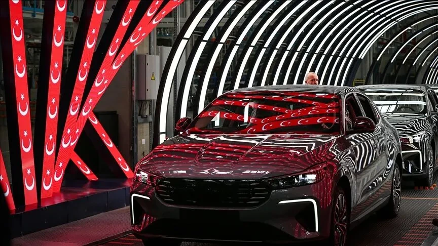 Türk bayrakları önünde sergilenen koyu renkli otomobiller