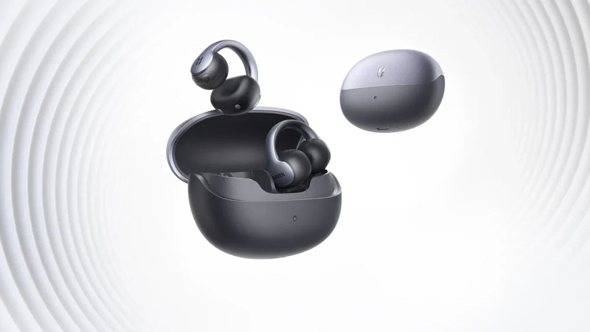 Açık durumdaki şarj kutusuyla birlikte UGREEN ClipBuds Pro 2 klipsli kulaklık