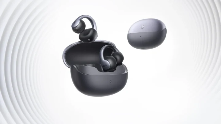 Açık durumdaki şarj kutusuyla birlikte UGREEN ClipBuds Pro 2 klipsli kulaklık