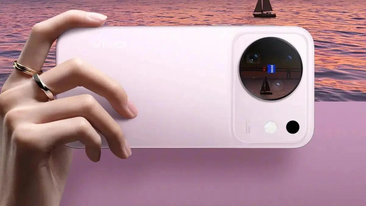Bir kişinin tuttuğu açık pembe telefonun arka yüzü ve dairesel kamera modülü
