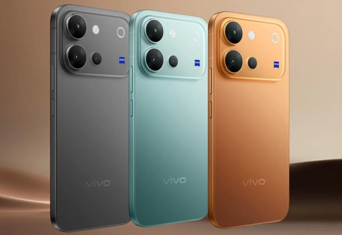 Vivo V80’in gri, açık mavi ve turuncu renk seçenekleri arka yüzleriyle yan yana gösteriliyor