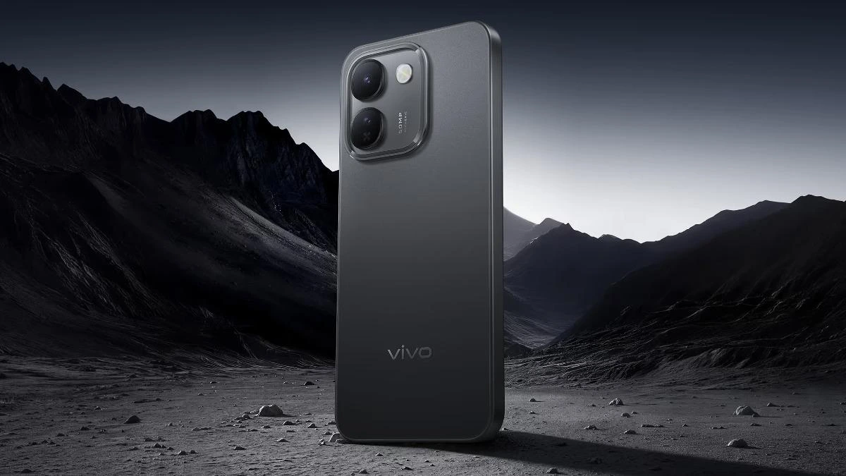 Dağlık arka plan önünde vivo V80 Lite 5G telefonun arka yüzü