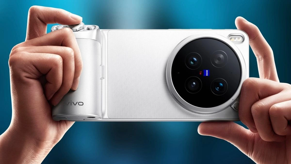 İki elin tuttuğu vivo X500 Pro Max’in arka yüzü ve kamera modülü
