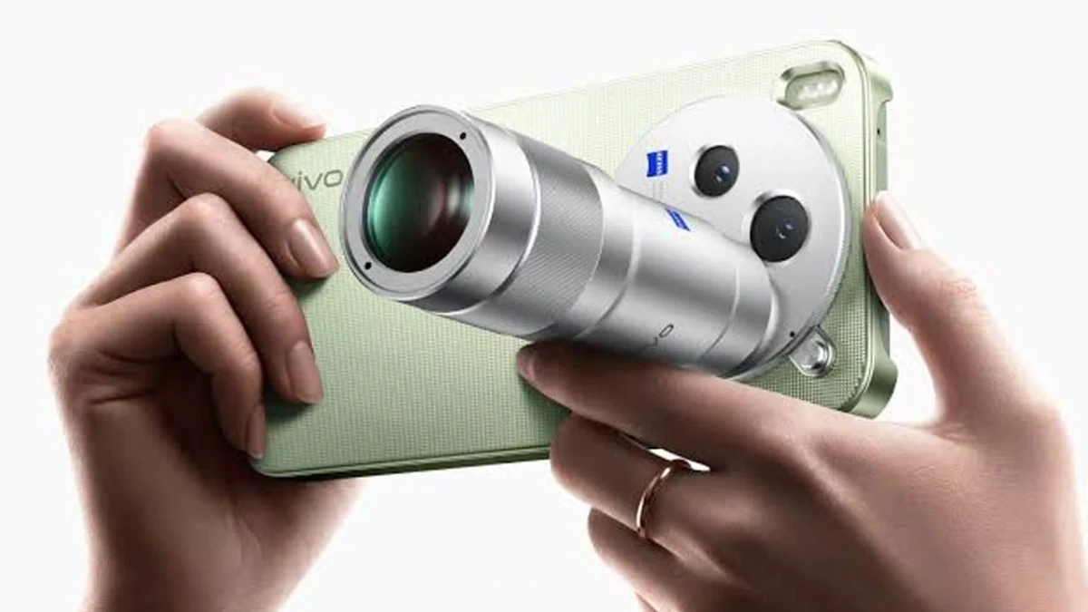 vivo X500 Pro Max telefonu üzerinde takılı telefoto lens genişletici