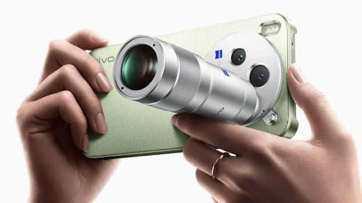 vivo X500 Pro Max telefonu üzerinde takılı telefoto lens genişletici