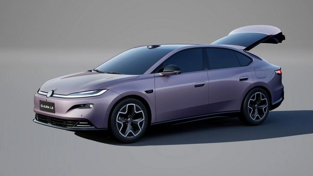 Bagaj kapağı açık Volkswagen ID. AURA L5’in yandan görünümü