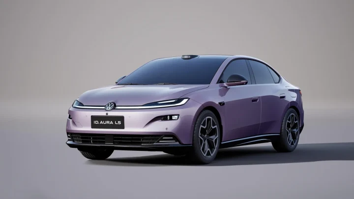 Mor renkli Volkswagen ID. AURA L5 fastback otomobilin önden ve yandan görünümü
