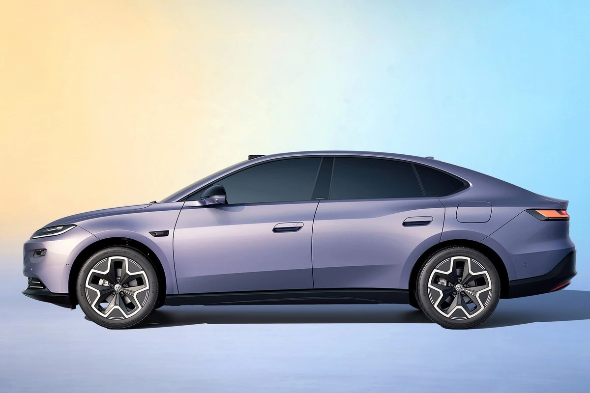 Mor renkli Volkswagen ID. Aura L5’in yandan görünümü