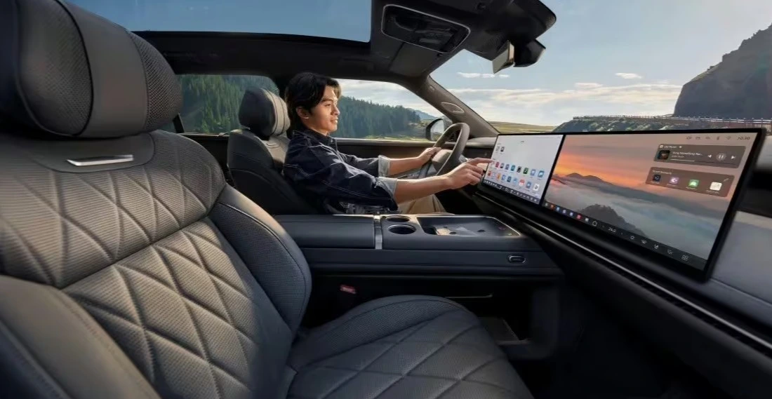 Volkswagen ID. Era 8X’in geniş ekranlı iç mekânı ve ön koltukları