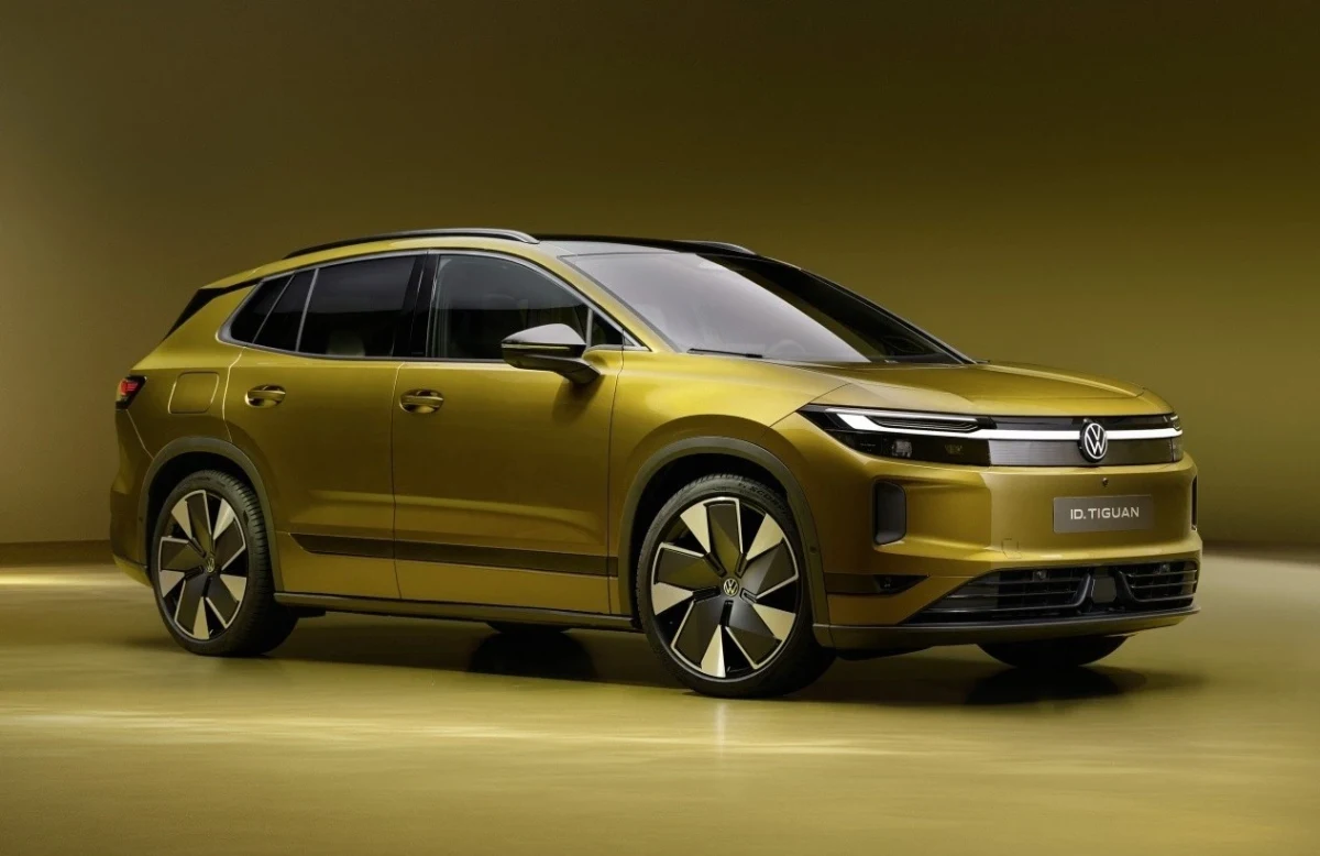 Sarı Volkswagen ID. Tiguan’ın önden üç çeyrek açıdan görünümü