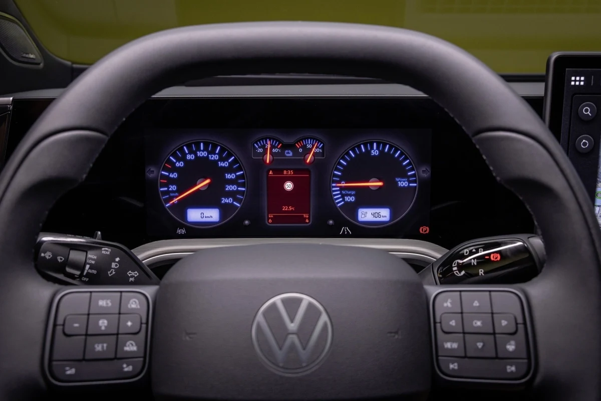 Volkswagen direksiyonunun arkasındaki dijital gösterge ekranı