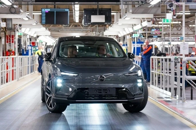 Fabrika üretim hattında bulunan koyu renkli Volvo otomobil