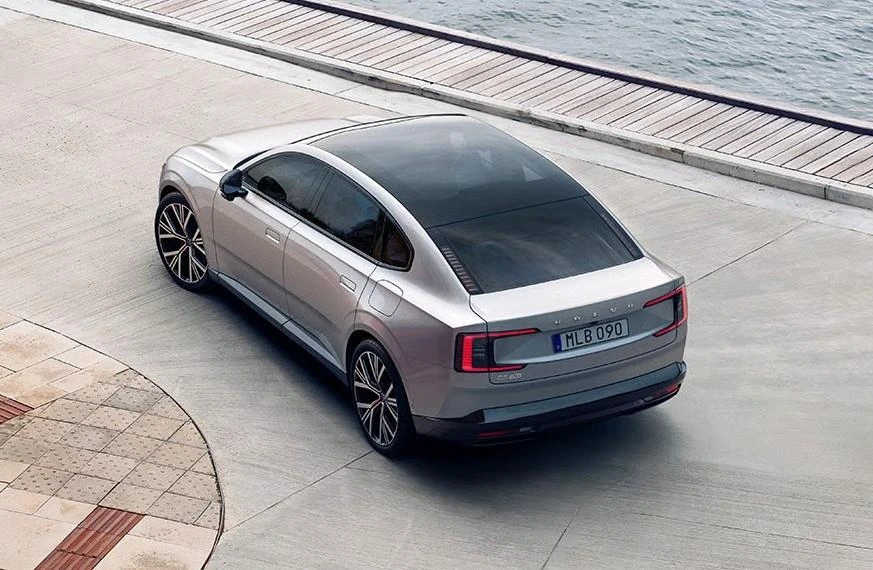 Gri Volvo ES90’ın üstten arkadan görünümü