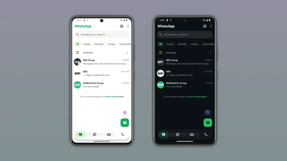 Açık ve koyu temada WhatsApp sohbet ekranlarını gösteren iki telefon