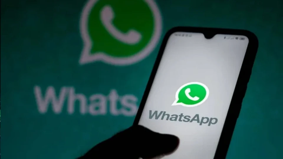 WhatsApp logosu görünen bir akıllı telefon ekranı