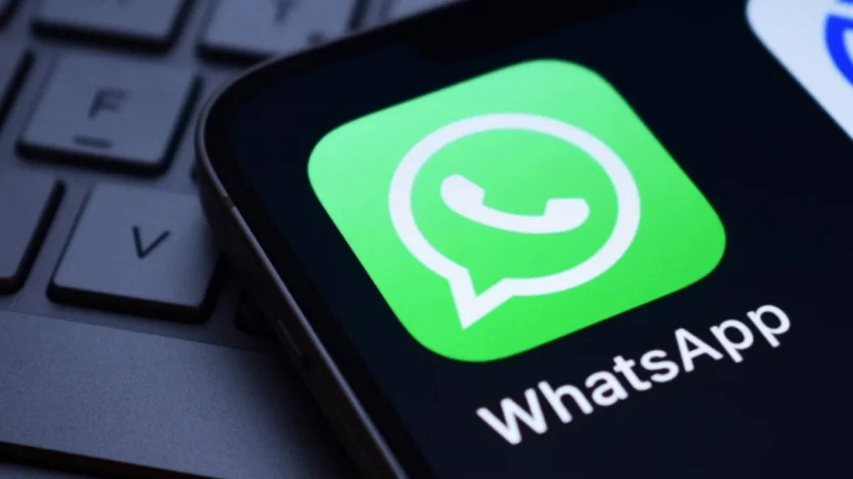 Klavye üzerinde WhatsApp uygulamasının açık olduğu telefon