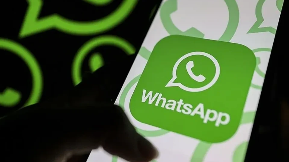 WhatsApp logosunun bulunduğu akıllı telefon ekranı