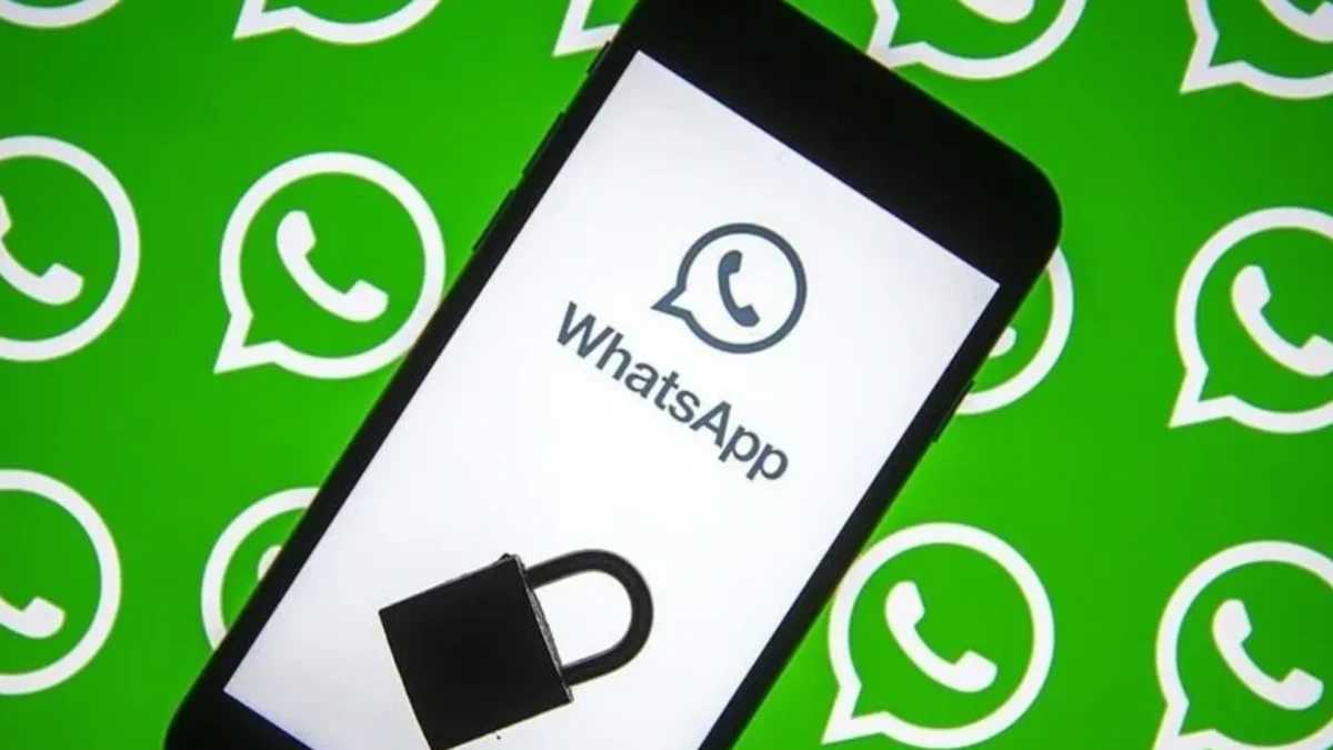 WhatsApp logolu telefon ekranı ve kilit simgesi
