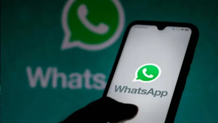 WhatsApp logosunun göründüğü bir akıllı telefon ve arka planda WhatsApp simgesi