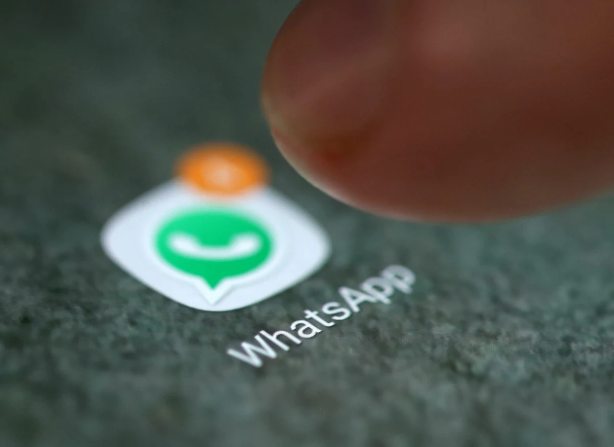 Bir parmağın WhatsApp uygulaması simgesine dokunduğu yakın plan görüntü