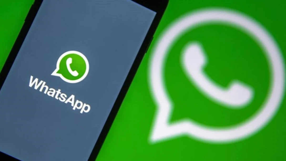 Telefon ekranında WhatsApp uygulaması ve yanında büyük WhatsApp simgesi
