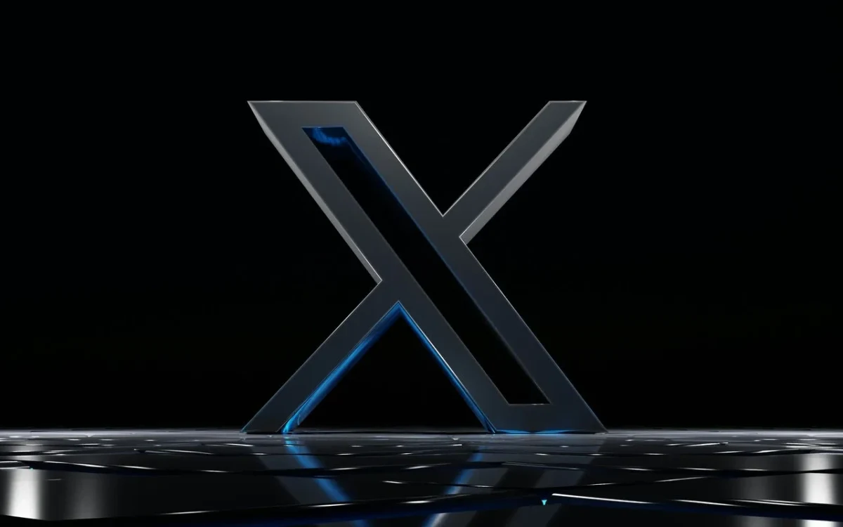 Siyah zemin üzerinde mavi ışıklarla aydınlatılmış X logosu