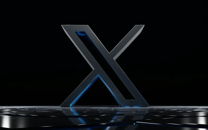Siyah zemin üzerinde mavi ışıklarla aydınlatılmış X logosu