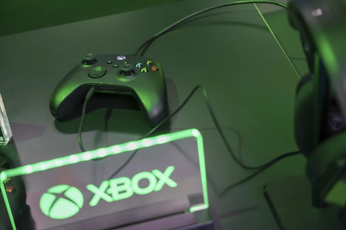 Xbox kumandası ve Xbox logosu