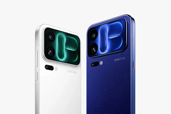 Beyaz ve mavi renkli iki Xiaomi akıllı telefonun arka yüzü
